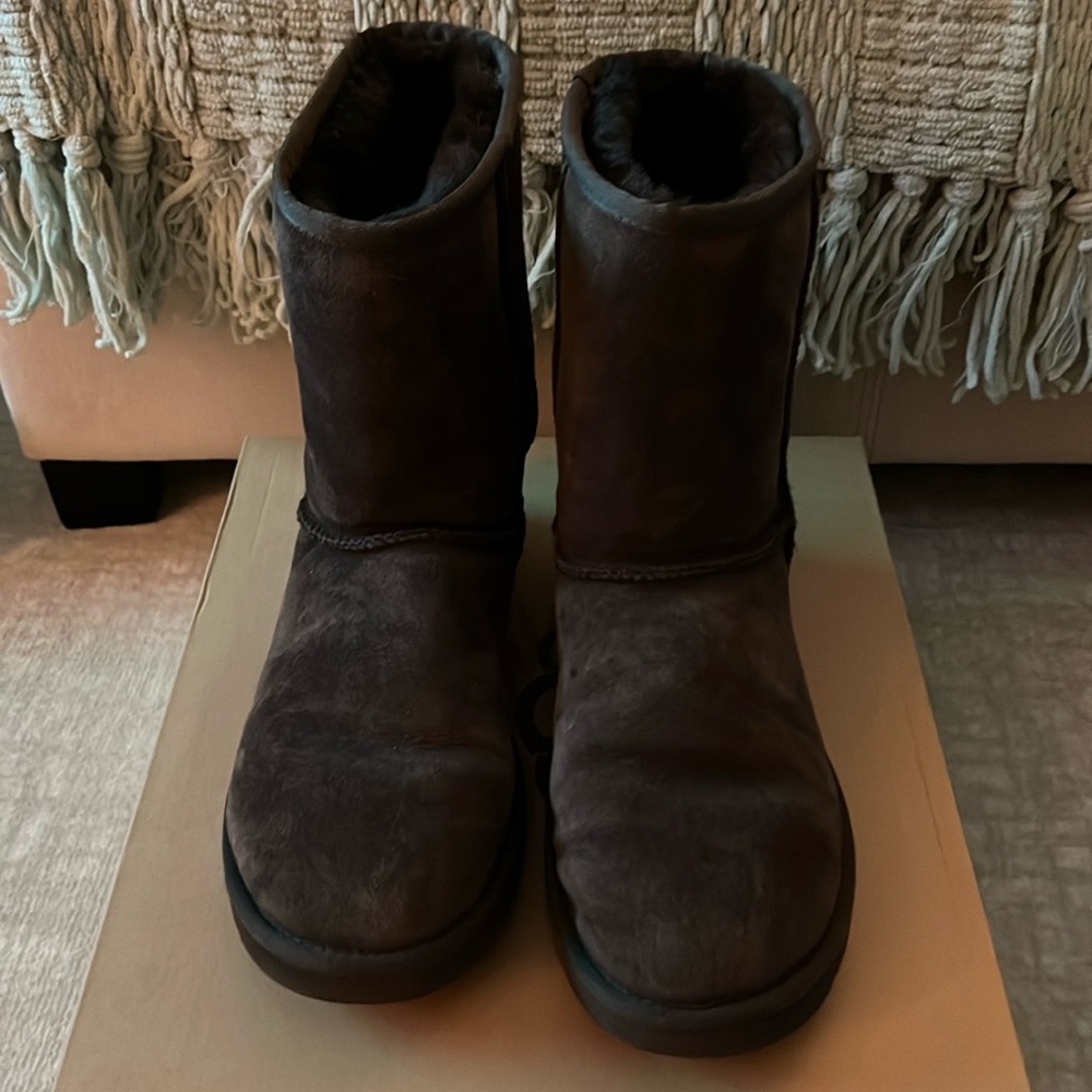 Classic short Ugg in Chocolate. Size 9. Really good condition.